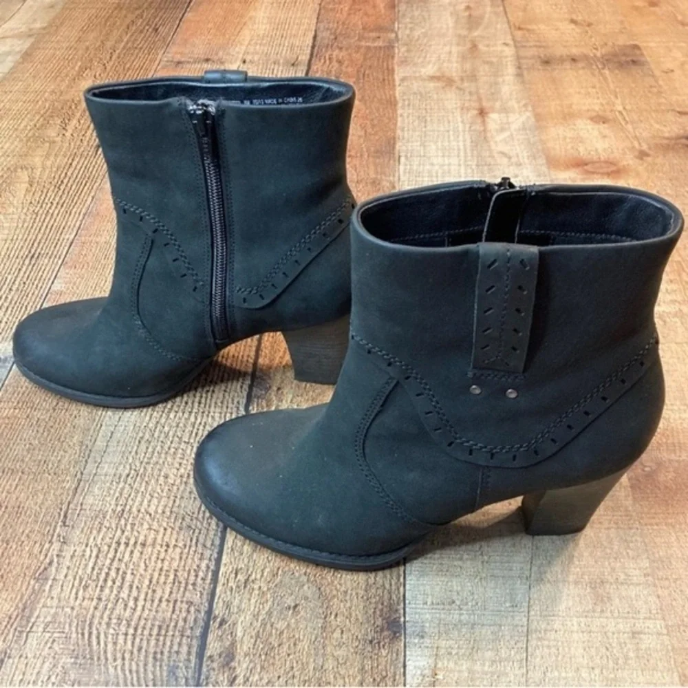 Clarks artisan black